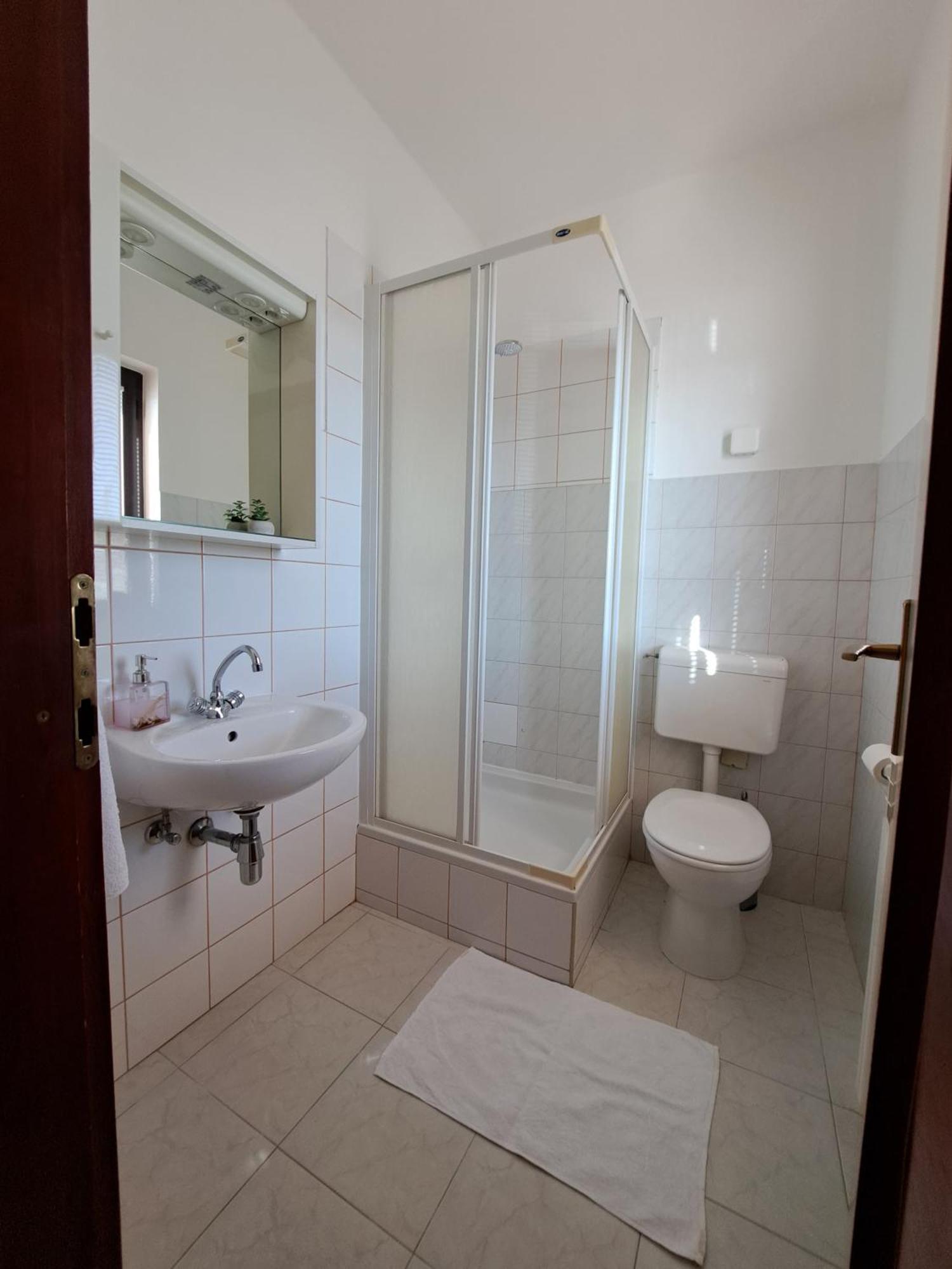 Guest House Krsevan Zara Esterno foto